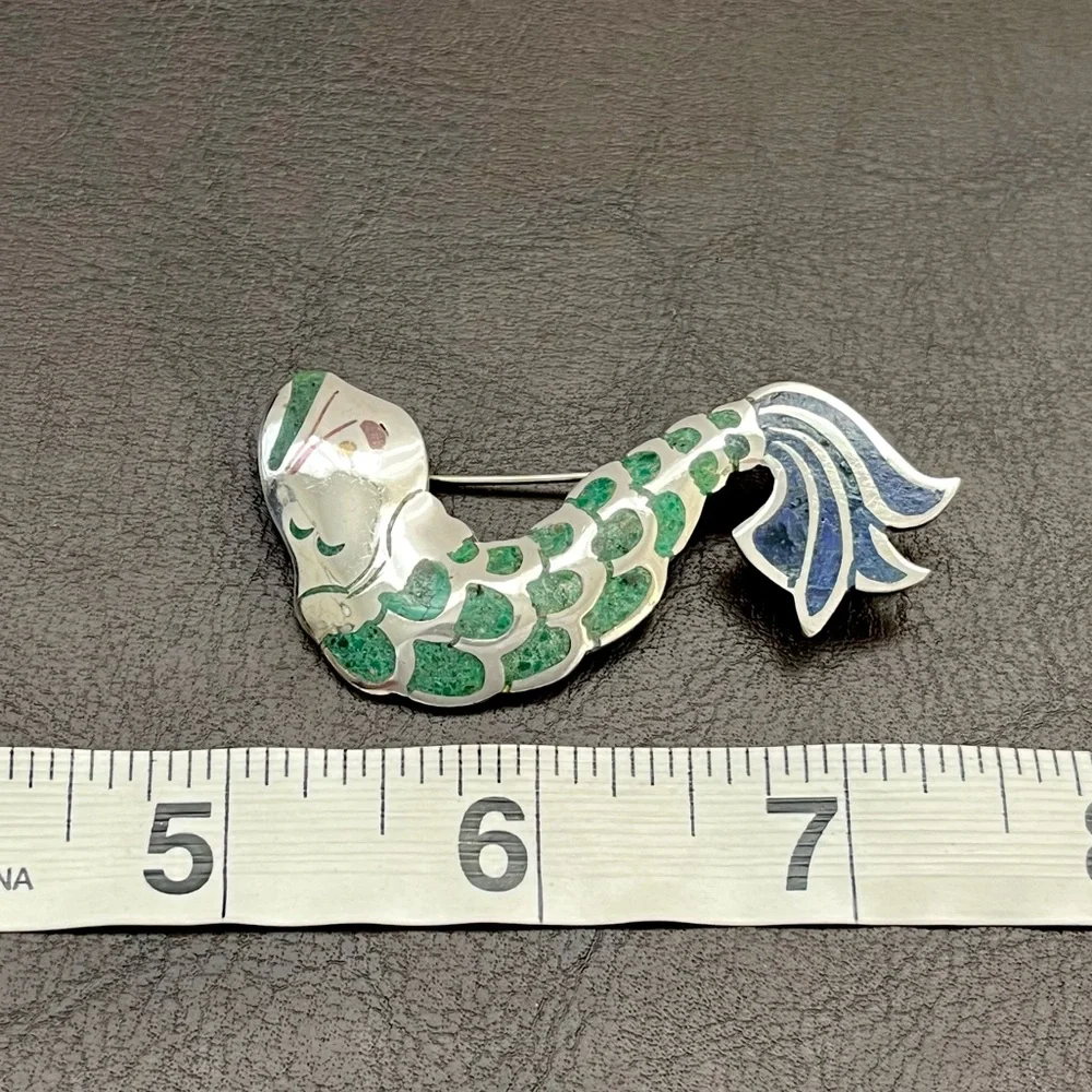 🟩SALE🟩 Vintage Signed Los Castillo sterling  crushed stone inlay fish pendant - Picture 9 of 10